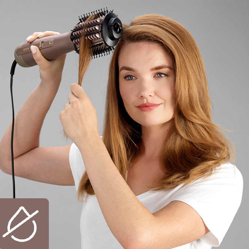 Mujer peinando su cabello